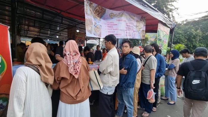 Suasana pasar Ramadan Benhil masih menjadi lokasi favorit warga untuk berbuka aneka makanan berbuka puasa, Selasa (12/3/2024).
