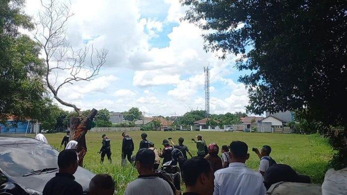 Suasana pasukan Gegana di Ciputat sekitar kediaman dukun santet di Tangerang Selatan (Tangsel), Senin (4/3/2024).
