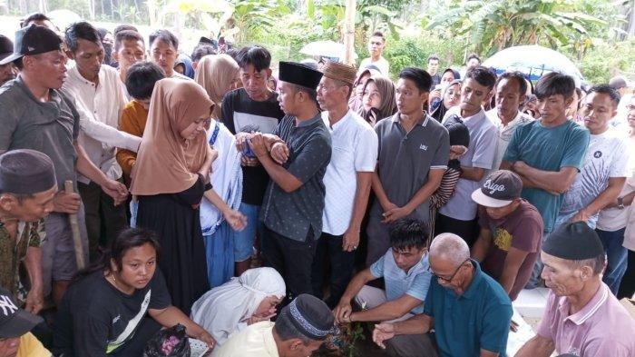 Suasana pemakaman Almarhumah Tilfa Azahra Mokoagow, bocah 8 tahun di Boltim Sulawesi Utara, korban pembunuhan perempuan AM. Rekonstuksi berjalan dramatis.