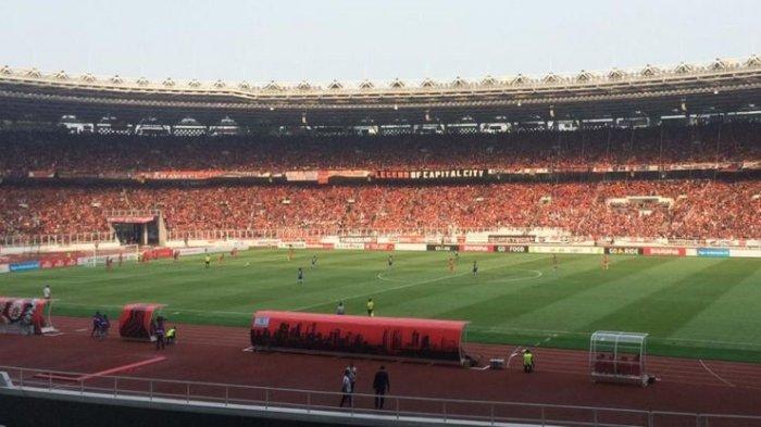 Suasana pertandingan antara Persija Jakarta vs Persela pada lanjutan laga Liga 1 di Stadion Utama Gelora Bung Karno (SUGBK), Selasa (20/11/2018).