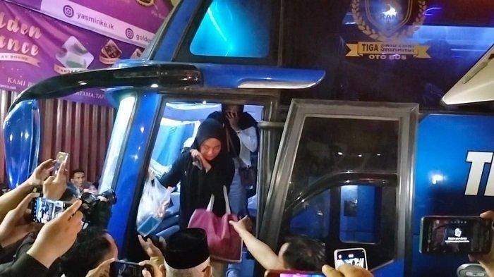 Suasana tangis air mata para siswa SMK Lingga Kencana saat turun dari bus di dekat Masjid Jami' Al-Ikhlas, Rangkapan Jaya Baru, Pancoran Mas, Depok pada Minggu (12/5/2024).