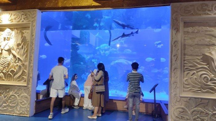 Sejumlah pengunjung menikmati suasana tempat wisata Jakarta Aquarium Safari di Jalan Letjen S Parman Grogol Petamburan, Jakarta Barat, Rabu (9/8/2023).