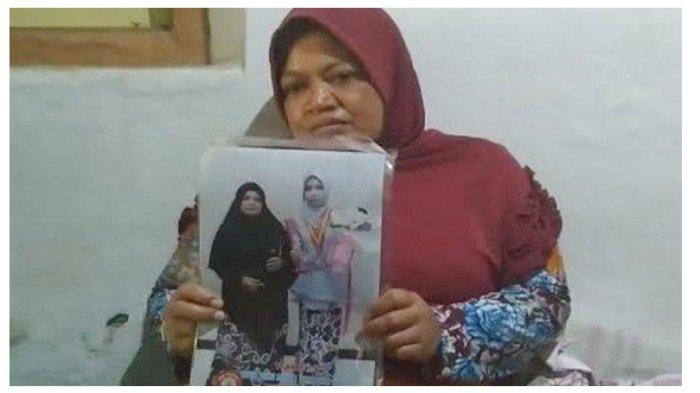 Ibu kandung DL, Sulastri memperlihatkan foto putrinya yang jasadnya ditemukan di dalam karung. Diduga menjadi korban pembunuhan ayah kandung.