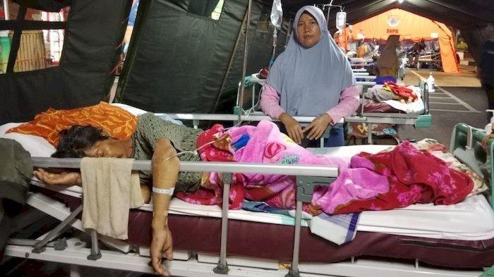 Susi Susilawati (45), saat menunggu mertuanya Cece Tarmana (71), yang terbaring sakit, dirawat di tenda darurat RSUD Sumedang, Senin (1/1/2024) malam.