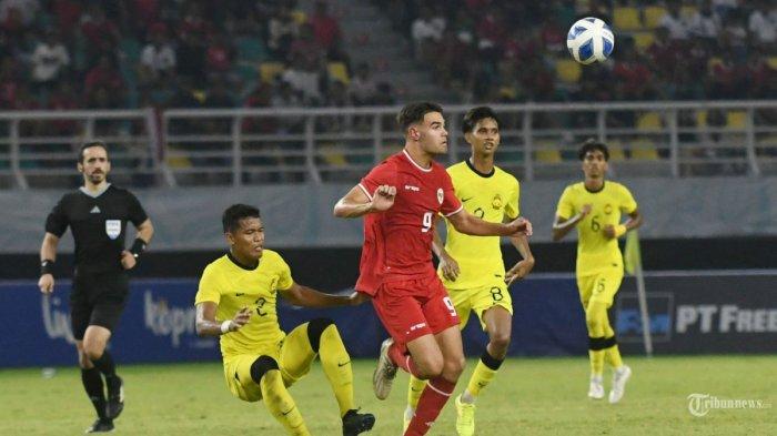 Pemain Timnas U-19 Indonesia Jens Raven (9) terkepung pemain Timnas Malaysia pada pertandingan semi final yang berlangsung di Stadion Gelora Bung Tomo (GBT) Surabaya, Sabtu (27/7/2024). Kemenangan 1-0 atas Malaysia ini mengantarkan Timnas Indonesia U-19 ke babak final dan akan berhadapan dengan Timnas Thailand sebagai pertandingan penutup Asean U-19 Boy's Championship 2024.