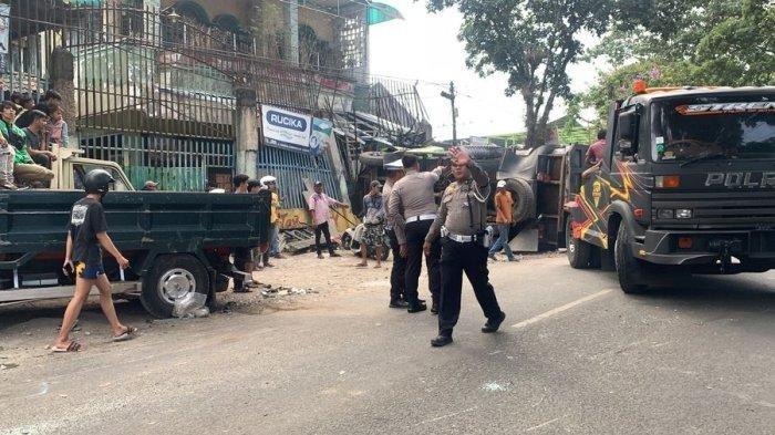 Tabrakan beruntun empat truk dan dua motor di Desa Sukamaju, Cianjur, Rabu (2/8/2023).