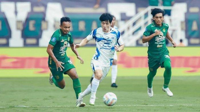 Pemain PSIS Taisei Marukawa saat menggiring bola melawan mantan timnya Persebaya di Liga 1 pada Selasa (30/1/2024) sore WIB.