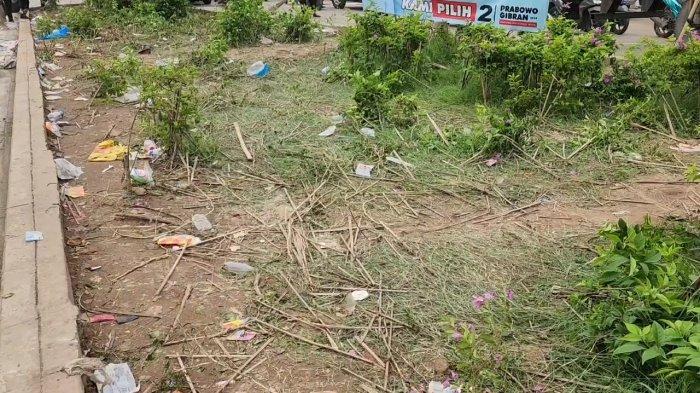 Taman rusak di sekitar area Jakarta International Stadium (JIS), Tanjung Priok, Jakarta Utara usai pelaksanaan kampanye akbar calon presiden dan wakil presiden nomor urut 01, Anies Baswedan dan Muhaimin Iskandar, Sabtu (10/2/2024) sore.