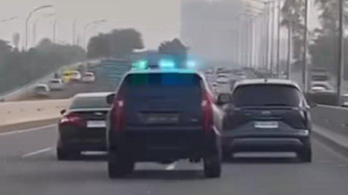 Tangkapan layar aksi pengemudi mobil Mitsubishi Pajero berpelat Polri yang ugal-ugalan di jalan Tol Prof. Sedyatmo kawasan Pantai Indah Kapuk (PIK), Penjaringan, Jakarta Utara.