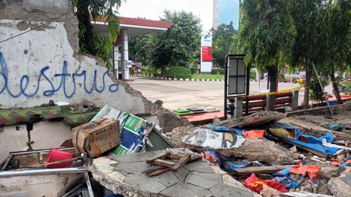 Kondisi tembok SPBU di Jalan Jalan Tebet Barat Dalam II yang roboh menimpa satu keluarga di Kelurahan Tebet Barat, Tebet, Jakarta Selatan, Minggu (21/1/2024). (2)