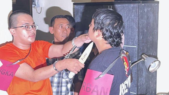 Tersangka Altafasalya Ardnika Basya menjalani rekonstruksi kasus pembunuhan mahasiswa Universitas Indonesia (UI) Muhammad Naufal Zidan, di indekos Jalan Palakali Raya, Kukusan, Beji, Kota Depok, Selasa (22/8/2023).