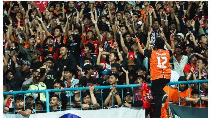 The Jakmania saat Arema FC Vs Persija Jakarta, Minggu (28/6/2022).