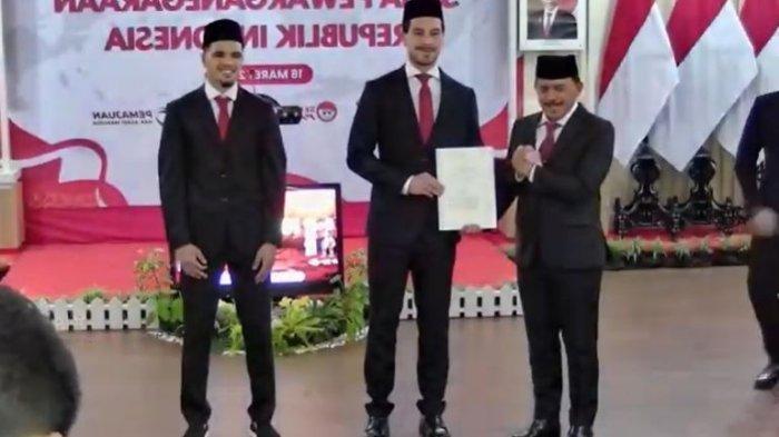 Thom Haye dan Ragnar Oratmangoen jalani sumpah WNI tadi malam, Senin (18/3)