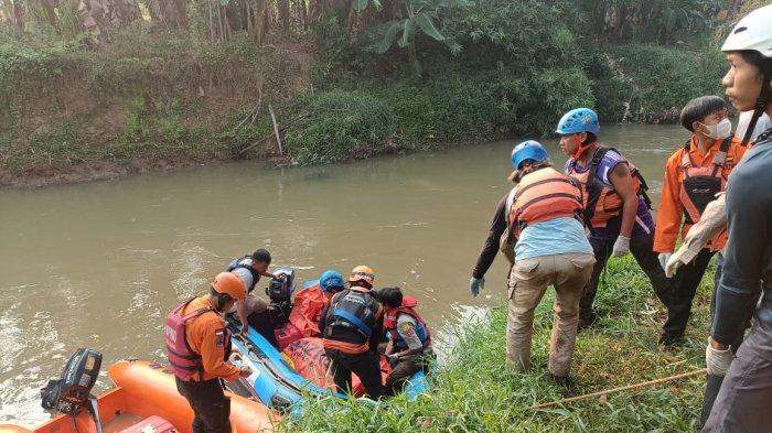 Tim SAR Gabungan melakukan evakuasi jasad penjala ikan yang tenggelam di Kali Cikeas, Jatiasih, Kota Bekasi, Jumat (27/10/2023).