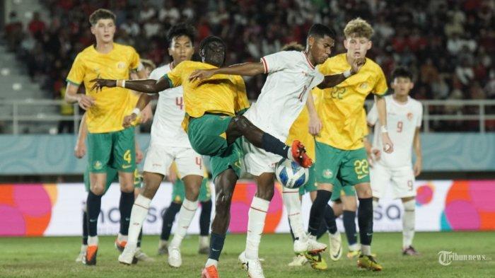 Pesepak bola Timnas Indonesia, Fadly Alberto Hengga (tengah berduel memperebutkan bola dengan pesepak bola Australia dalam pertandingan Timnas Indonesia vs Australia pada ajang ASEAN U16 (Piala AFF) Boys Championship 2024 di Stadion Manahan, Solo, Senin (1/7/2024) malam. Timnas Indonesia gagal melaju ke final setelah kalah dari Australia dengan skor akhir 3-5.