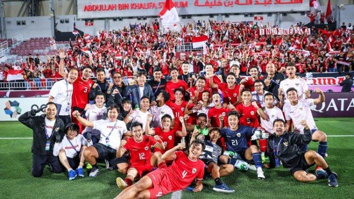 Timnas U23 Indonesia foto bersama suporter usai menjalani laga kedua babak penyisihan Grup A melawan Australia yang berakhir dengan skor 1-0 di Abdullah bin Khalifa Stadium Doha, Qatar, Kamis (18/4/2024) malam WIB.