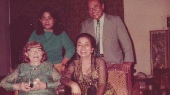 Perempuan berambut pirang itu adalah K'tut Tantri, yang memiliki selusin nama julukan, salah satunya Miss Daventry. Tampak Bung Tomo berdiri bersama putri bungsunya, Ratna Sulistami. Sementara Sulistina Sutomo, istri Bung Tomo, tampak duduk bersama Tantri.