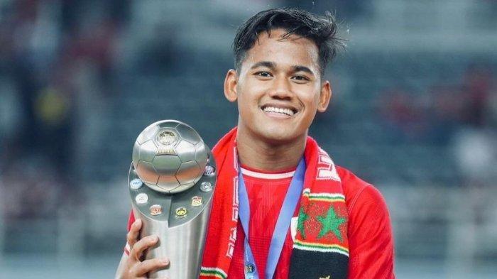 Pemain milik Persebaya Surabaya, Toni Firmansyah, berhasil mengantarkan trofi juara Piala AFF U19 2024.