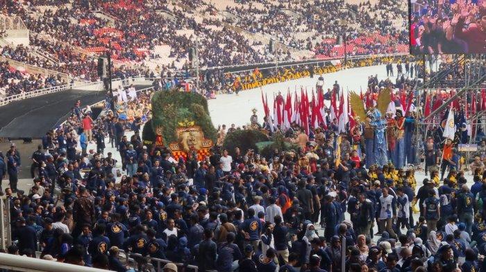 Tribun penonton Stadion Utama Gelora Bung Karno (SUGBK) Jakarta tampak mulai sepi lantaran banyak simpatisan meninggalkan lokasi acara usai menyaksikan parade 38 provinsi meski Apel Siaga Perubahan belum selesai, Minggu (16/7/2023).