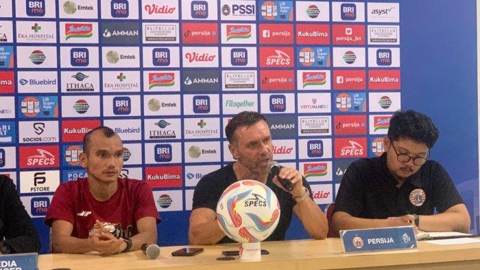 Ekspresi geram Pelatih Persija Jakarta, Thomas Doll, ketika ditanya soal pemanggilan pemainnya ke Timnas Indonesia U-23.
