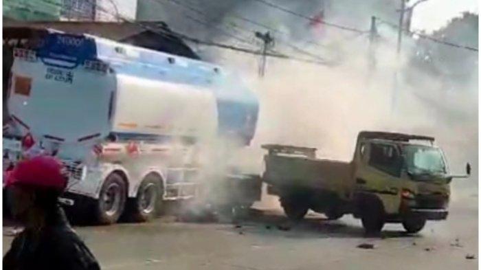 Truk tangki bahan bakar mengalami kecelakaan maut di Jalan Plumpang Semper, Koja, Jakarta Utara pada Rabu (4/9/2024). Usai mengalami tabrakan, truk tersebut juga sempat mengeluarkan asap.