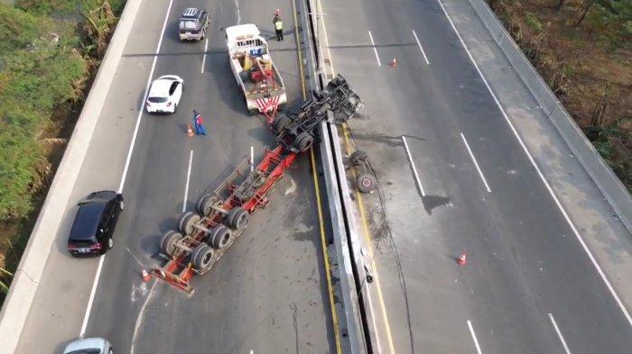 Truk terguling di Jalan Tol JORR, Cilincing, Jakarta Utara pada Selasa (24/10/2023).