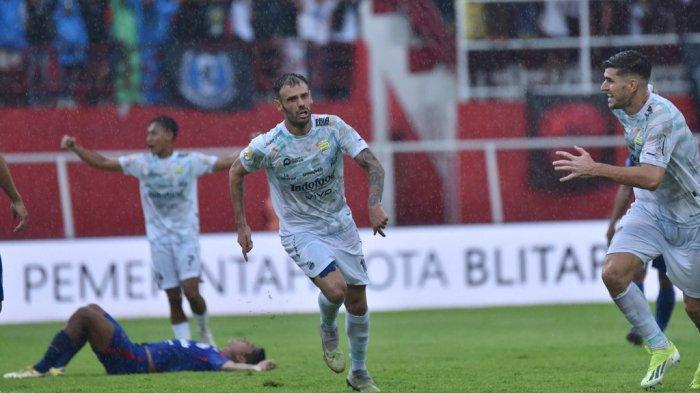Gelandang serang Persib Bandung, Tyronne Del Pino merayakan gol