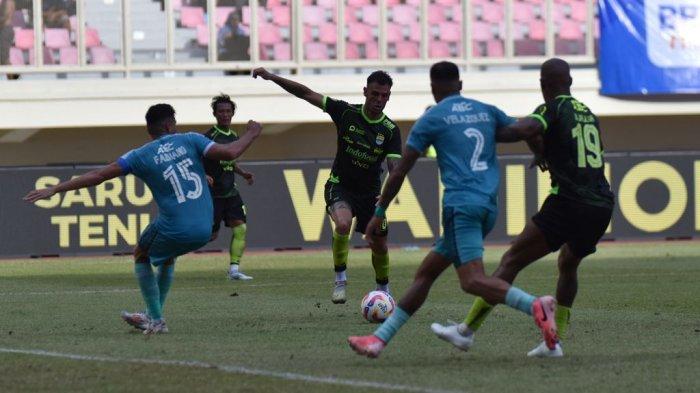 Gelandang Persib Bandung, Tyronne Del Pino berada di tengah kepungan pemain PSBS Biak di Stadion Lukas Enembe Sentani, Kabupaten Jayapura, Sabtu, 11 Januari 2025.
