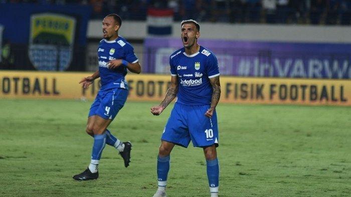 Selebrasi pemain Persib Bandung, Tyronne del Pino setelah mencetak gol.