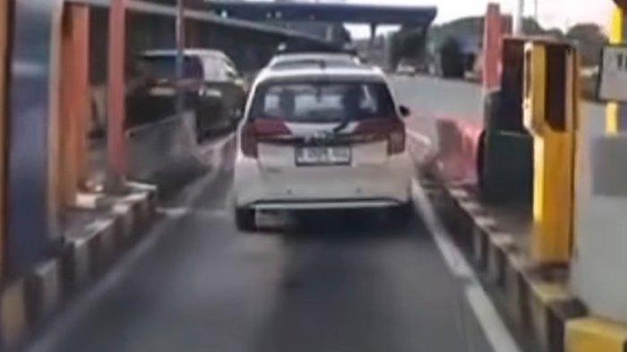 VIRAL TOL - Mobil Toyota Calya berwarna putih dengan pelat nomor B 2829 UIL viral di media sosial setelah menerebos dua pintu tol.