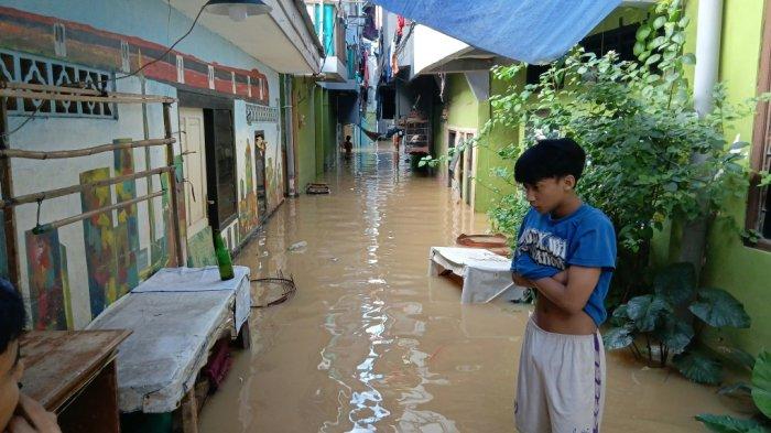 WARGA KEBON PALA KEBANJIRAN - Permukiman warga di kawasan Kebon Pala yang terdampak banjir luapan Kali Ciliwung, Kampung Melayu, Jatinegara, Jakarta Timur, Minggu (6/7/2025). TRIBUNJAKARTA.COM/BIMA PUTRA