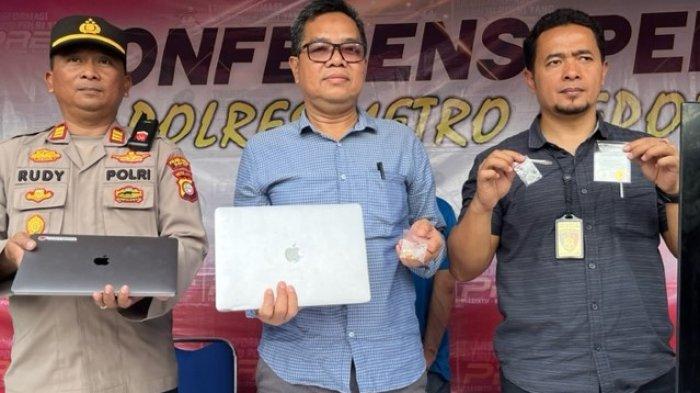 Wakil Kepala Satuan (Wakasat) Reskrim Polres Metro Depok, AKP Nirwan Pohan (tengah) didampingi jajarannya menunjukan barang bukti yang diamankan dari pelaku, Rabu (2/8/2023).