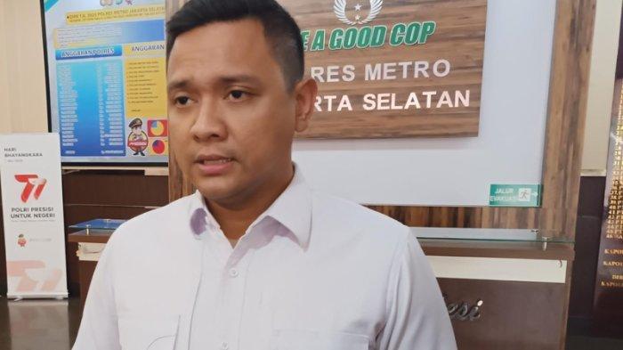 Wakasat Reskrim Polres Metro Jakarta Selatan Kompol Henrikus Yossi saat diwawancarai terkait kasus penganiayaan remaja di Lenteng Agung; saat ditemui di kantornya Mapolres Metro Jakarta Selatan, Senin (21/8/2023).