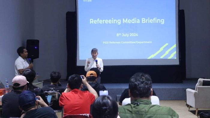 Wakil Ketua Komite Wasit PSSI, Yoshimi Ogawa, di GBK Arena, Jakarta, Senin (8/7/2024)