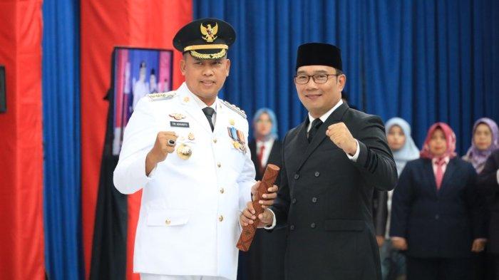 Wali Kota Bekasi Tri Adhianto (kiri) dan Gubernur Jawa Barat Ridwan Kamil (kanan) berpose salam komando usai pelantikan di Gedung Sate, Kota Bandung, Jawa Barat, Senin (21/8/2023). Tri Adhianto yang sebelumnya merupakan Wakil Wali Kota Bekasi sekaligus Ketua DPC PDIP Kota Bekasi resmi menggantikan Rahmat Effendi yang tersandung kasus korupsi di KPK.