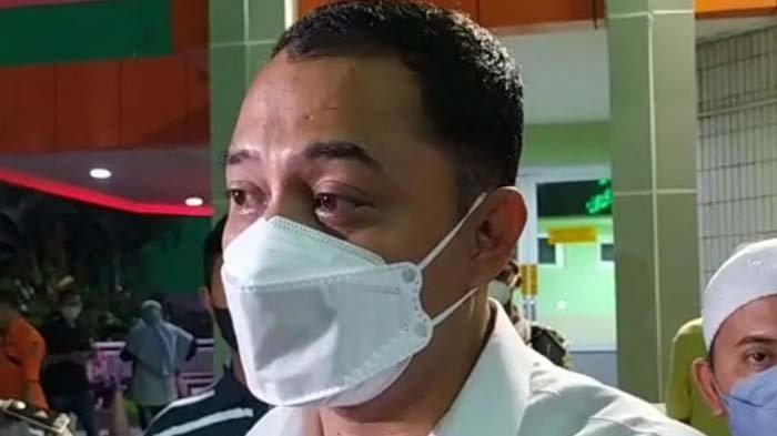 Wali Kota Surabaya Eri Cahyadi mengunjungi 8 pasien korban kecelakaan ambruknya perosotan Kenjeran Water Park Surabaya yang tengah dirawat di RSUD Dr Soetomo Surabaya, Sabtu (7/5/2022) malam.
