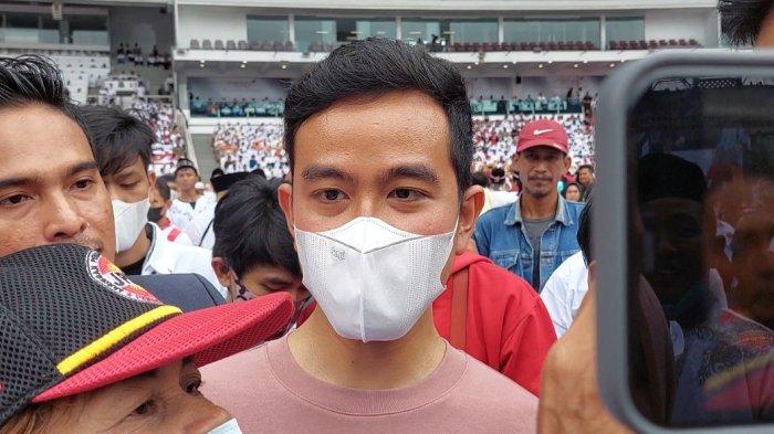 Walikota Solo Gibran Rakabuming Raka yang juga merupakan anak sulung dari Presiden Joko Widodo, terlihat menghadiri acara yang digelar oleh relawan Jokowi, di GBK Jakarta, Sabtu (26/11/2022)