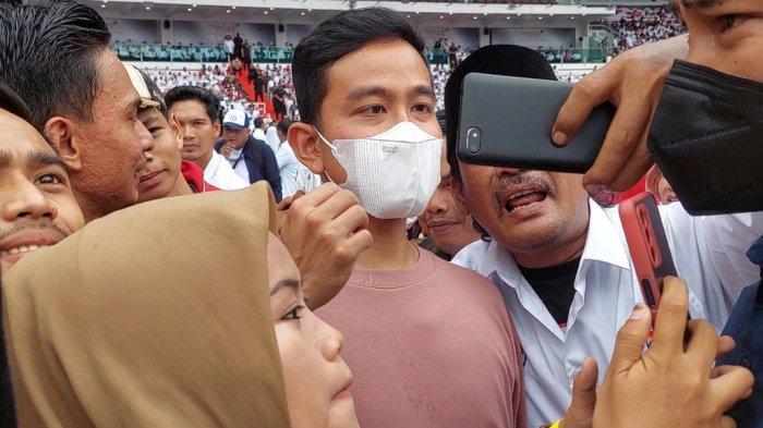 Walikota Solo Gibran Rakabuming Raka yang juga merupakan anak sulung dari Presiden Joko Widodo, terlihat menghadiri acara yang digelar oleh relawan Jokowi, di GBK Jakarta, Sabtu (26/11/2022).