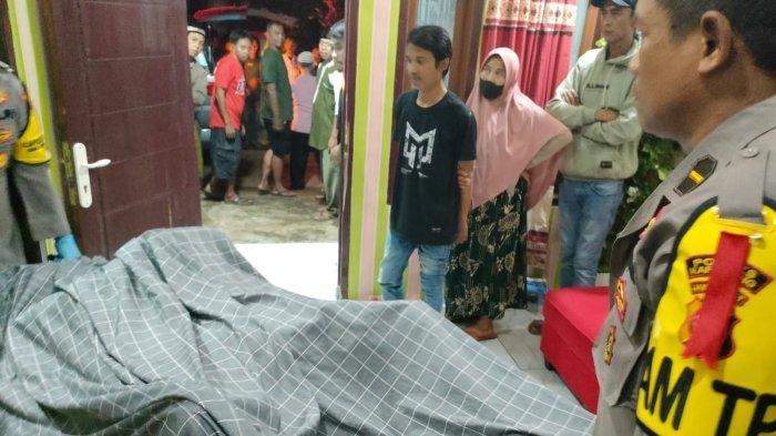 Warga Desa Sumurgede, Kecamatan Cilamaya Kulon Kabupaten Karawang digegerkan temuan mayat pria di sebuah rumah pada Kamis (15/2/2024) sekitar jam 19.00 WIB.