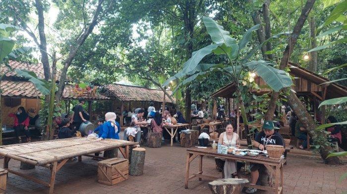 Warung Tuman, rumah makan tersembunyi di pinggir makam keramat, Kampung Ciater Tengah, BSD, Tangerang Selatan.
