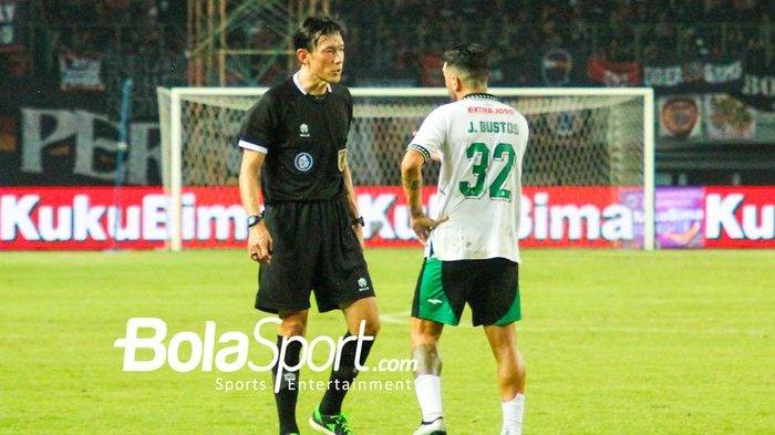 Wasit Asal Jepang Futoshi Nakamura memberi teguran kepada pemain PSS Sleman Jonathan Ezequiel Bustos di pertandingan Persija Jakarta vs PSS Sleman di Stadion Patriot Chandrabhaga, Sabtu (16/12/2023)