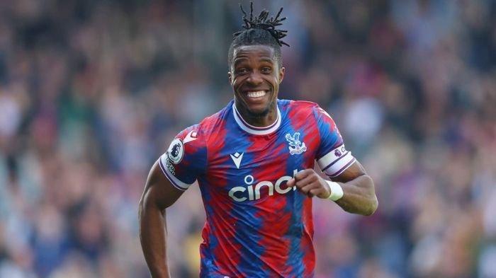 Wilfried Zaha adalah sosok yang sangat berbakat dan dinamis di dunia sepak bola profesional.