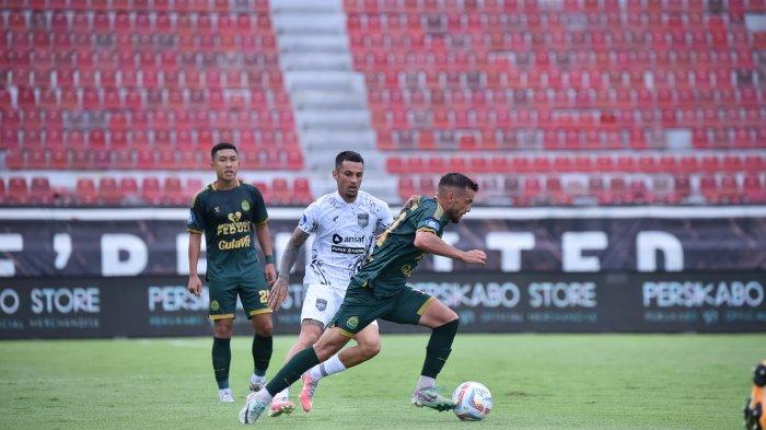Winger Persikabo 1973, Eduardo de Sousa Santos menggiring bola di laga melawan Borneo FC di Liga 1.