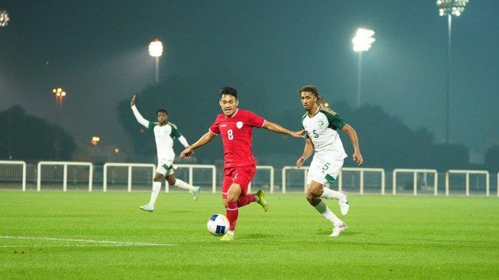 Pemain Timnas Indonesia U-23, Witan Sulaeman dikawal ketat pemain Arab Saudi di pertandingan uji coba yang berlangsung di Dubai.