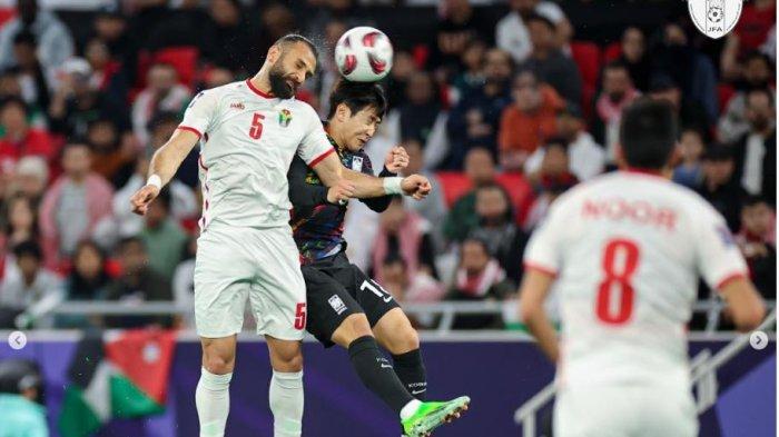 Bek Yordania Yazan Al-Arab berduel dengan penyerang Korea Selatan Lee Kang-in di semifinal Piala Asia 2023. Duel antara Yordania vs Korea Selatan digelar di Ahmed Bin Ali Stadium, Qatar, pada Selasa (6/2/2024).