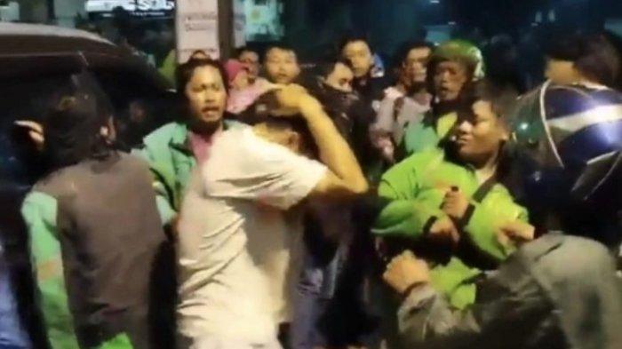 YouTuber Laurend Hutagalung melaporkan pengemudi ojol yang menggeruduknya di depan warung makan Ayam Bakar Wong Solo, Bukit Duri, Tebet, Jakarta Selatan, Selasa (15/8/2023) malam.