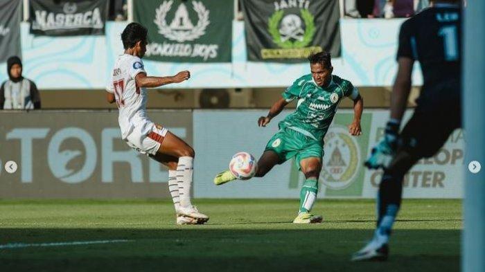 Bek sayap PSS Sleman, Abduh Lestaluhu berusaha mengirimkan umpan di pertandingan melawan Persik Kediri di Liga 1.