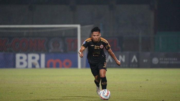Gelandang Persija Jakarta, Syahrian Abimanyu saat menendang bola di laga melawan Madura Uniited di Stadion Gelora Bangkalan, Madura, pada Minggu (13/8/2023).