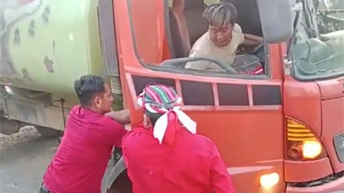 Bupati Kutai Barat FX Yapan mencoba melerai ajudannya menganiaya sopir truk pembawa CPO secara brutal di Jembatan Kinong (Jengan Danum), Kubar, Kalimantan Timur, pada Rabu, (20/12/2023).