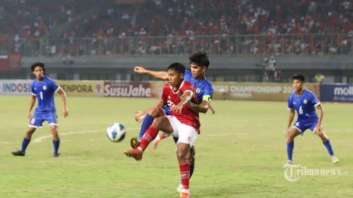 Pemain Tim Nasional (Timnas) Indonesia U-19 Razzaa Fachrezi Aziz berebut bola dengan pemain Filipina pada laga Piala AFF U-19 di Stadion Candrabhaga, Bekasi, Jumat (8/7/2022). Indonesia berhasil mengalahkan Filipina dengan skor 1-5.